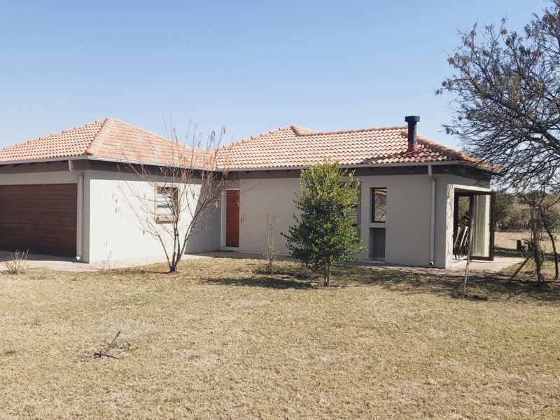 "Prime Riverfront Living: Unobstructed Views & Modern Luxury" - Photo 2