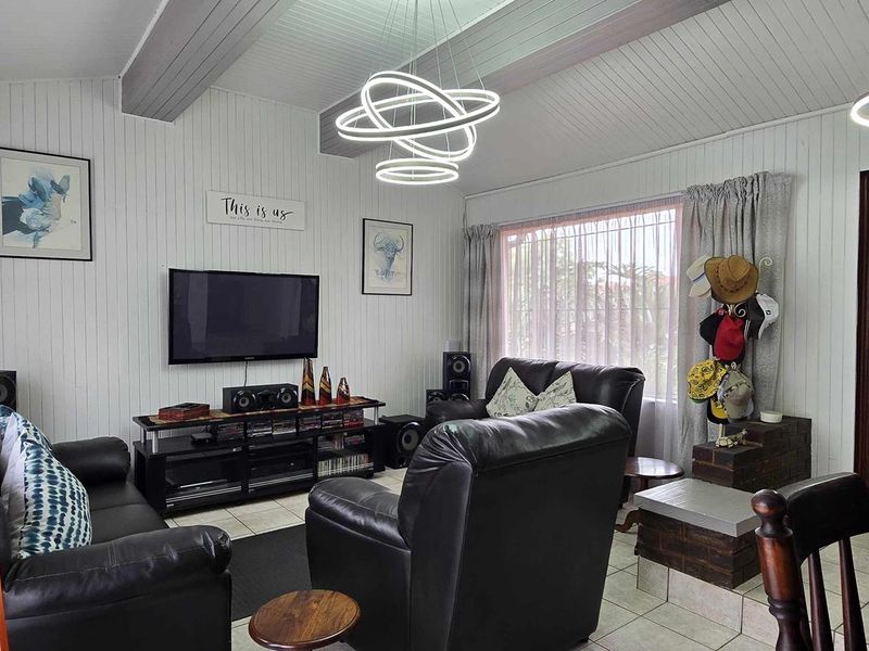 6 Bedroom House with large flatlet for Sale in Verwoerdpark - Photo 2