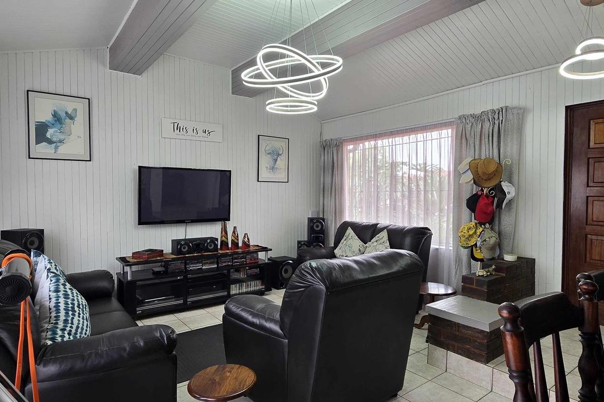 6 Bedroom House with large flatlet for Sale in Verwoerdpark - Photo 2