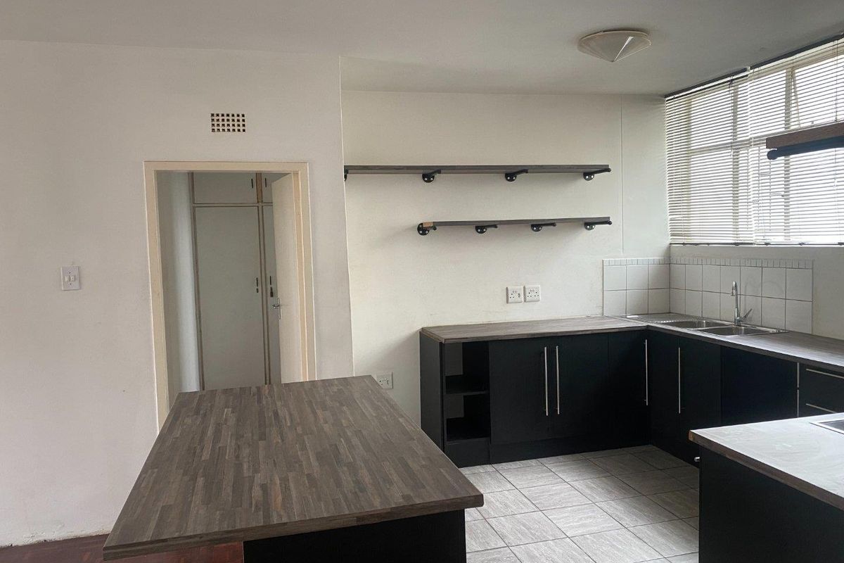 Perfect location. A step away from the Killarney Mall! - Photo 3