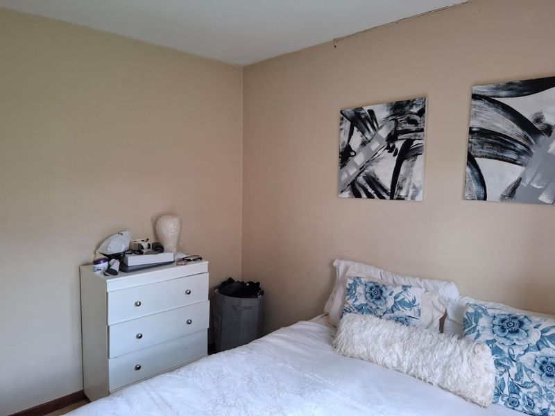 Two bedroom apartment in secure complex - Photo 9