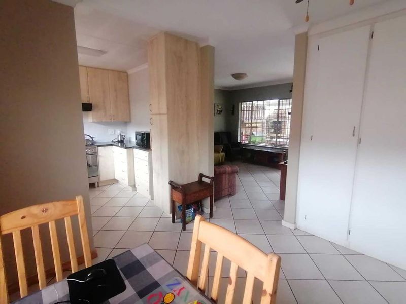 BEAUTIFUL TOWNHOUSE FOR SALE IN SOUGHT-AFTER ELDORAIGNE!!!! - Photo 10