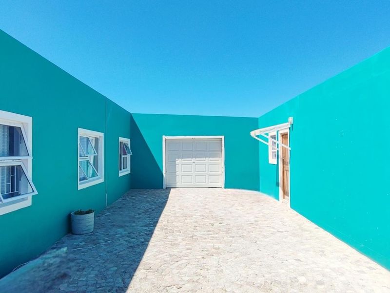 Versatile Coastal Living: Three-Bedroom Home with Income-Generating Flats - Photo 3