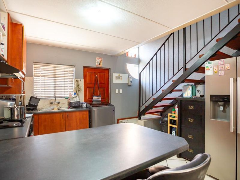 2 bedroom duplex +private garden + garage - GREAT PRICE! - Photo 4