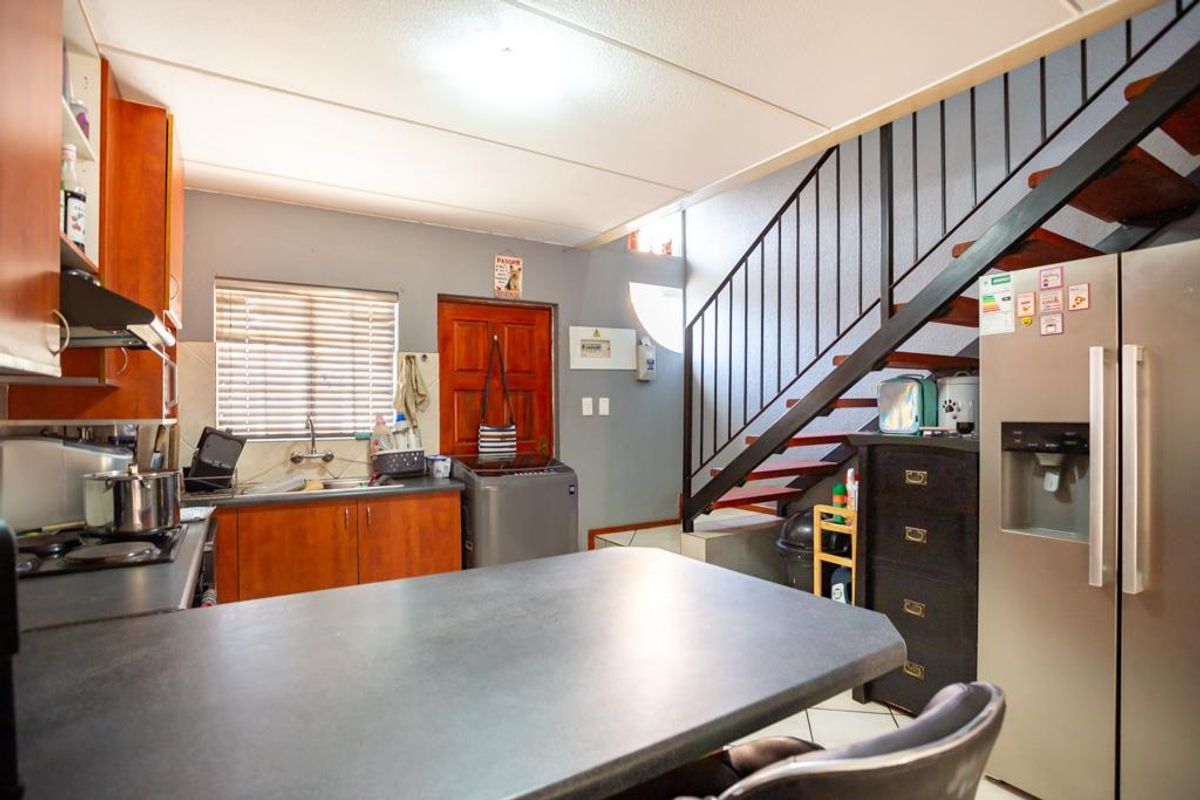 2 bedroom duplex +private garden + garage - GREAT PRICE! - Photo 4