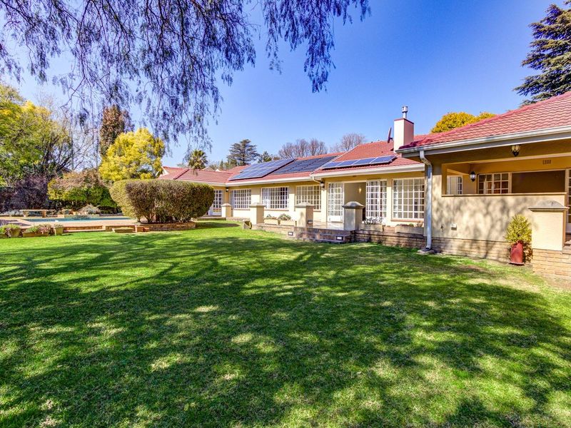 GRACIOUS FIVE BEDROOMED HOME ON 1545M2 STAND - A STONE'S THROW FROM HOMESTEAD DAM! - Photo 3