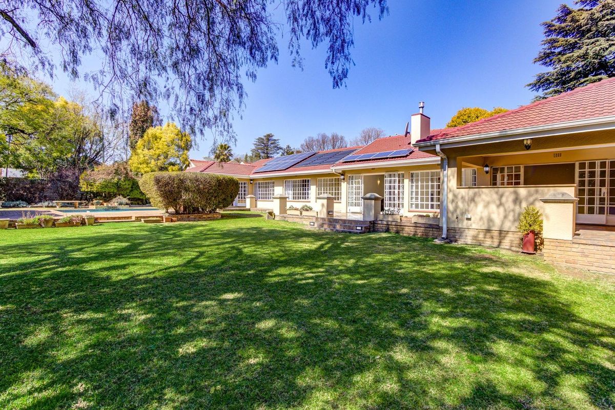 GRACIOUS FIVE BEDROOMED HOME ON 1545M2 STAND - A STONE'S THROW FROM HOMESTEAD DAM! - Photo 3