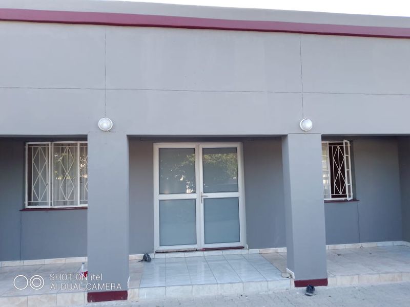 FOR SALE - 4 BEDROOM HOUSE WITH A SEPARATE  FLAT IN EENANA, NAMIBIA - Photo 5