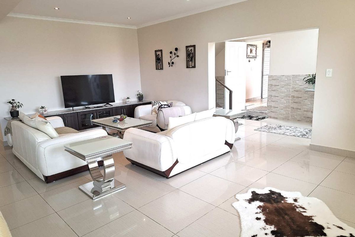 Spacious 5 Bedroom House with Stunning Ocean View in Dana Bay - Photo 4