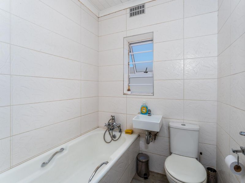 Neat, Move-In Ready 2 Bedroom Home in Silvertown + 2 Bedroom Nutec Dwelling - Photo 8