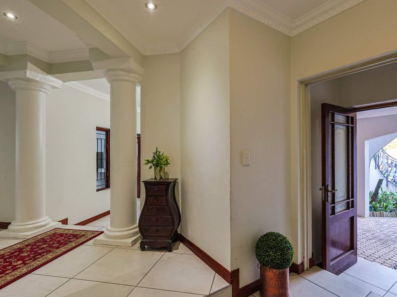 Modern 4 Bedroom Family Home for Rent in a Prestigious Security Estate - Photo 8