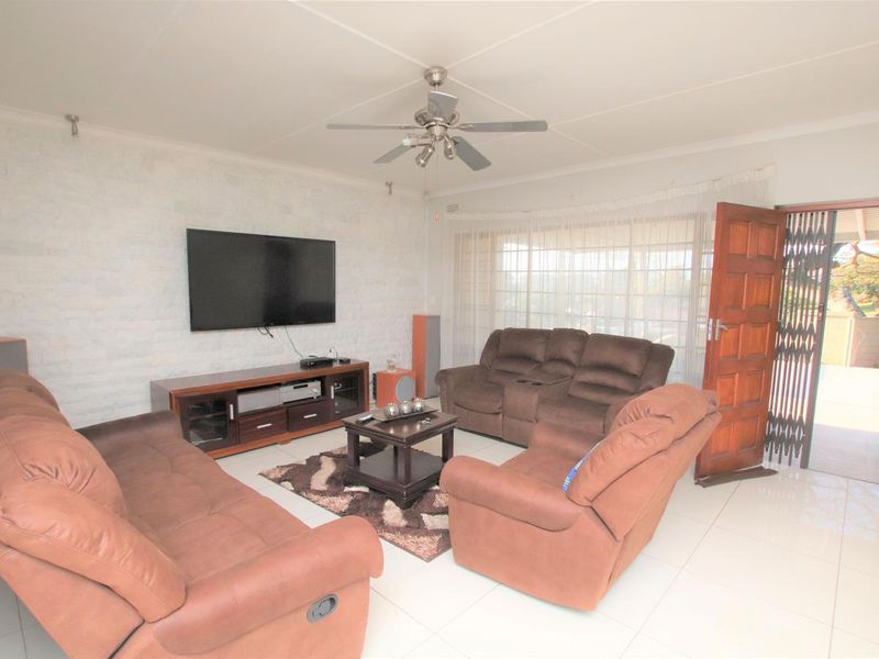 Neat Family Home in Glen Anil - Photo 6