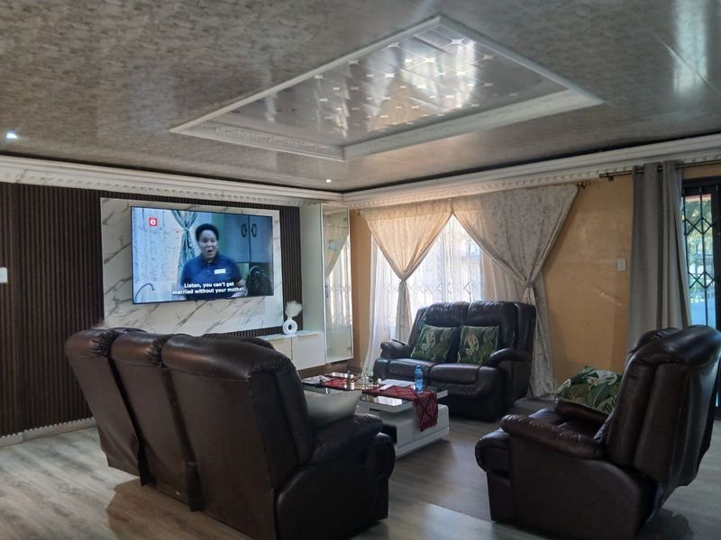 Spacious Elegance: Perfect Family Home or Guest Oasis! - Photo 7