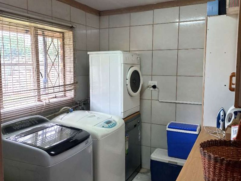 Spacious 3 bedroom home+ spacious 2 bed flat!  Solar Electricity always a great Help! - Photo 7
