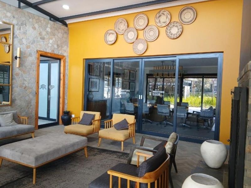 Modern, well maintained apartment with luxurious finishes. - Photo 8
