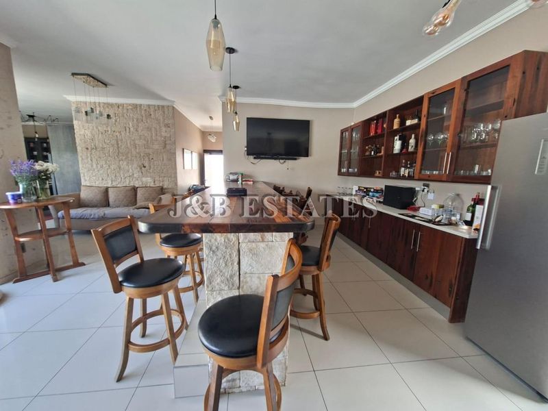 "Elegant Living: Where Comfort Meets Style!" - Photo 7