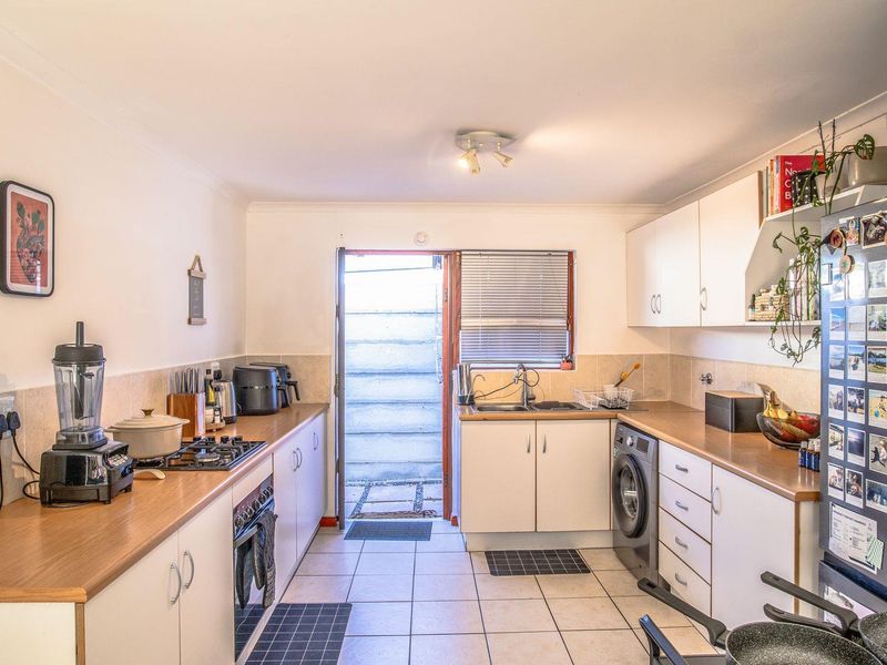 Tranquil Living in a secure complex - Photo 7