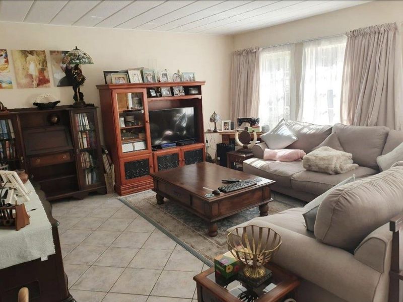 PET FRIENDLY UPLEX IN EDENGLEN, SECURED ESTATE - Photo 8