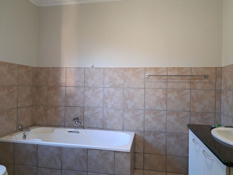 1 Bedroom Apartment in Carlswald North - Photo 10