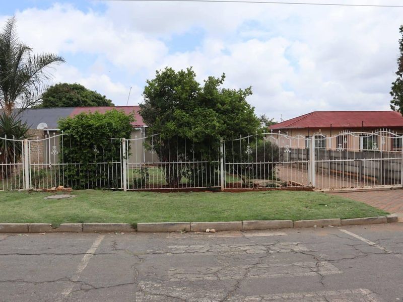 Spacious 3 Bedroom Family Home with Large Yard in Homelake - Photo 3
