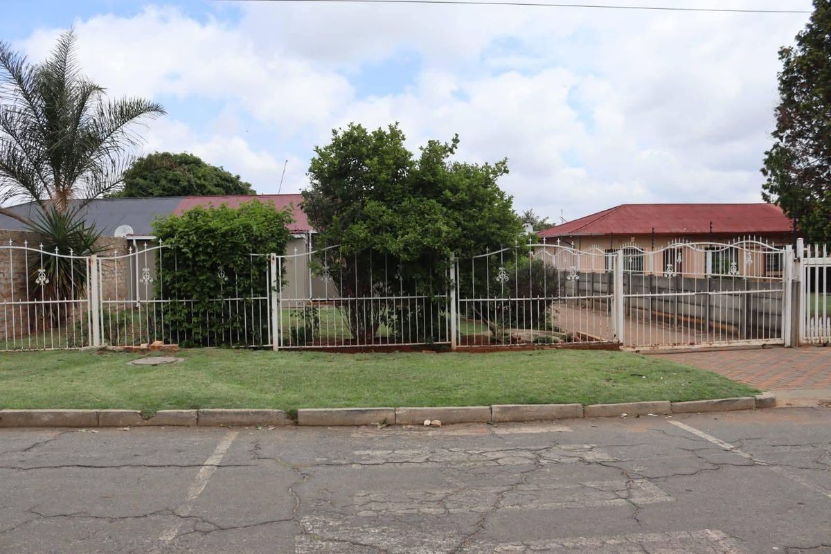 Spacious 3 Bedroom Family Home with Large Yard in Homelake - Photo 3
