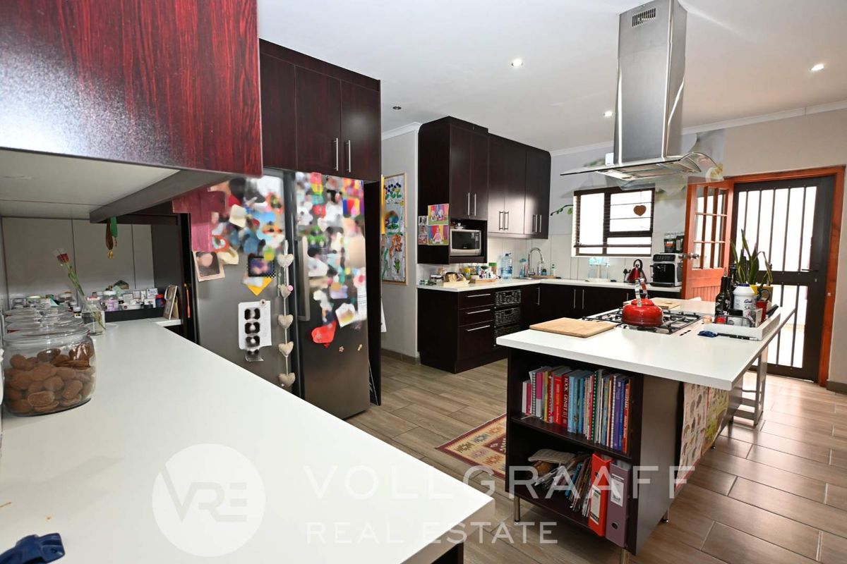 Exquisite 3 bedroom home - Photo 4