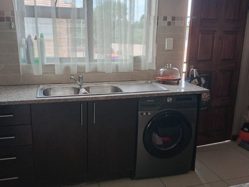 Modern Two Bedroom Townhouse For Sale in Brackendowns. - Photo 6