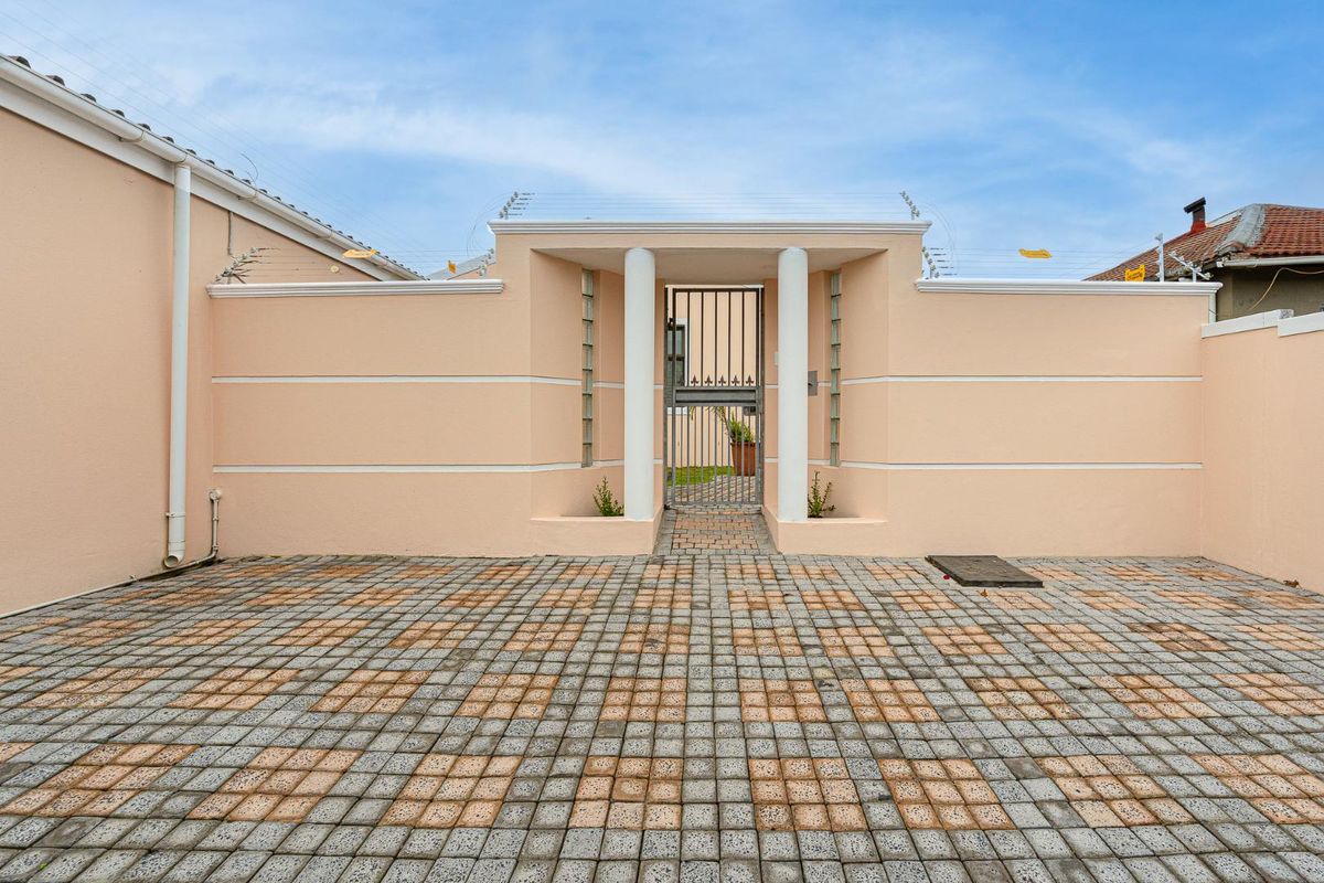 Beautiful, Immaculate 3-Bedroom Home in Prime, Sought-After Location - Photo 2
