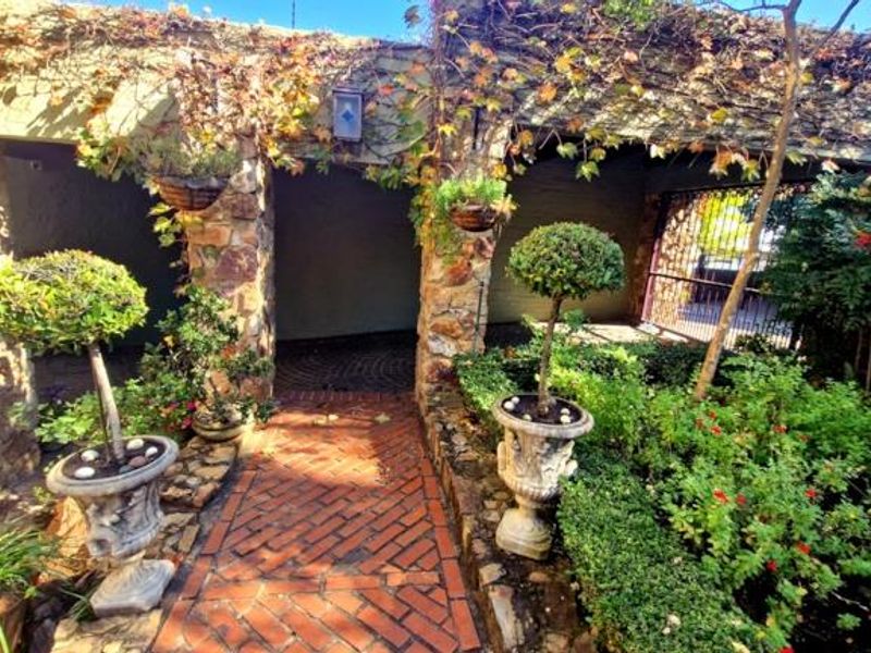 A RESIDENCE RESERVED FOR THE RARE FEW - Photo 2