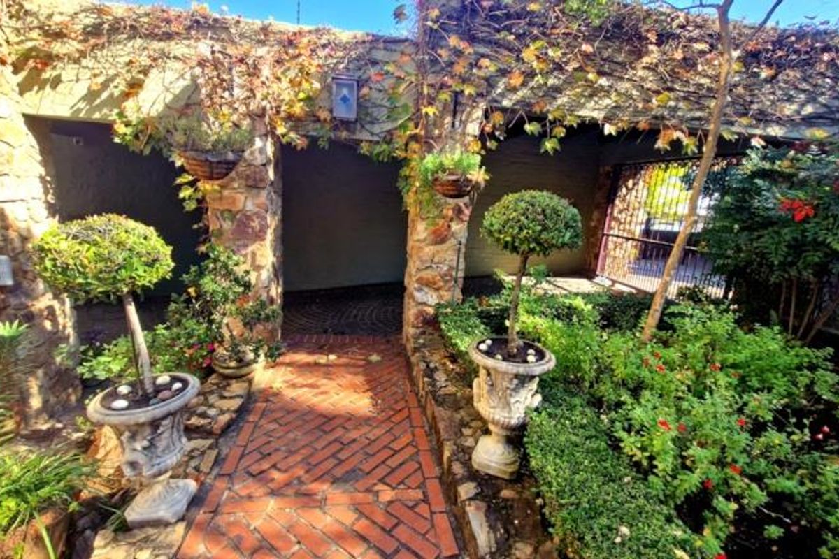 A RESIDENCE RESERVED FOR THE RARE FEW - Photo 2