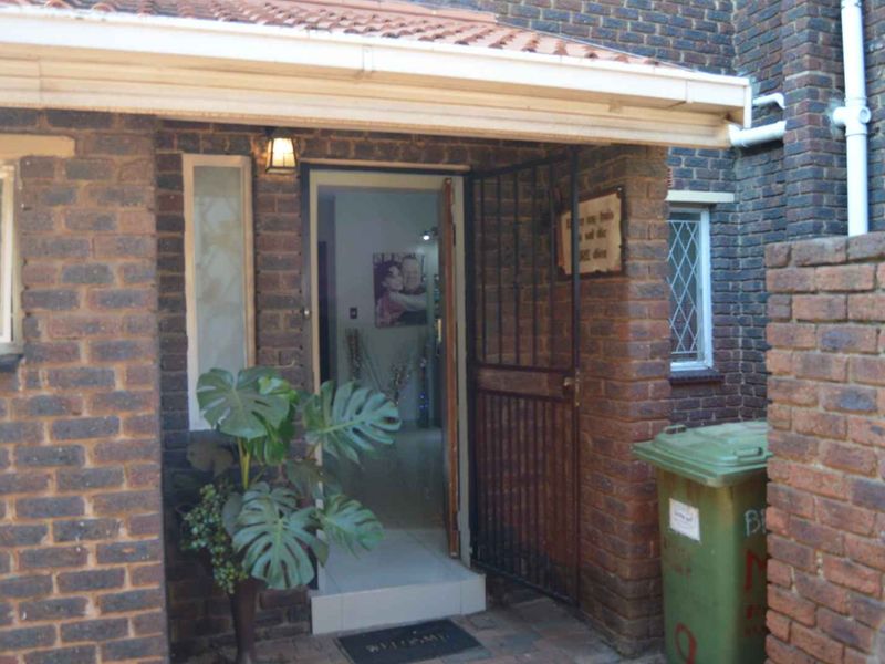 Three Bedroom Townhouse For Sale in Brackenhurst - Photo 4