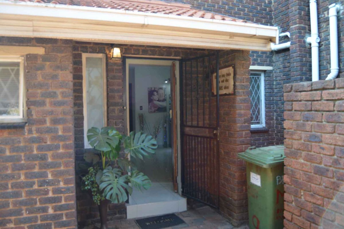 Three Bedroom Townhouse For Sale in Brackenhurst - Photo 4