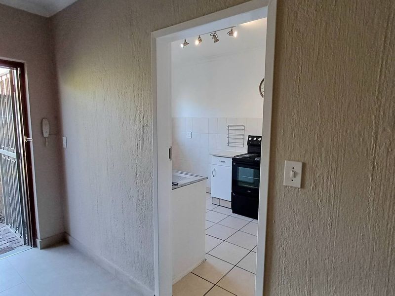 Freshly Renovated Townhouse with a Private Garden in a Peaceful Complex - Photo 2