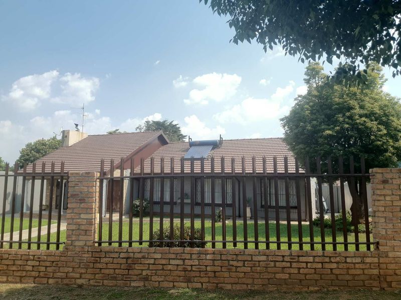 NEAT AND SPACIOUS HOME, ON A MASSIVE YARD WITH AN OUTSIDE ROOM WITH BATHROOM  N BRAAI AREA - Photo 2