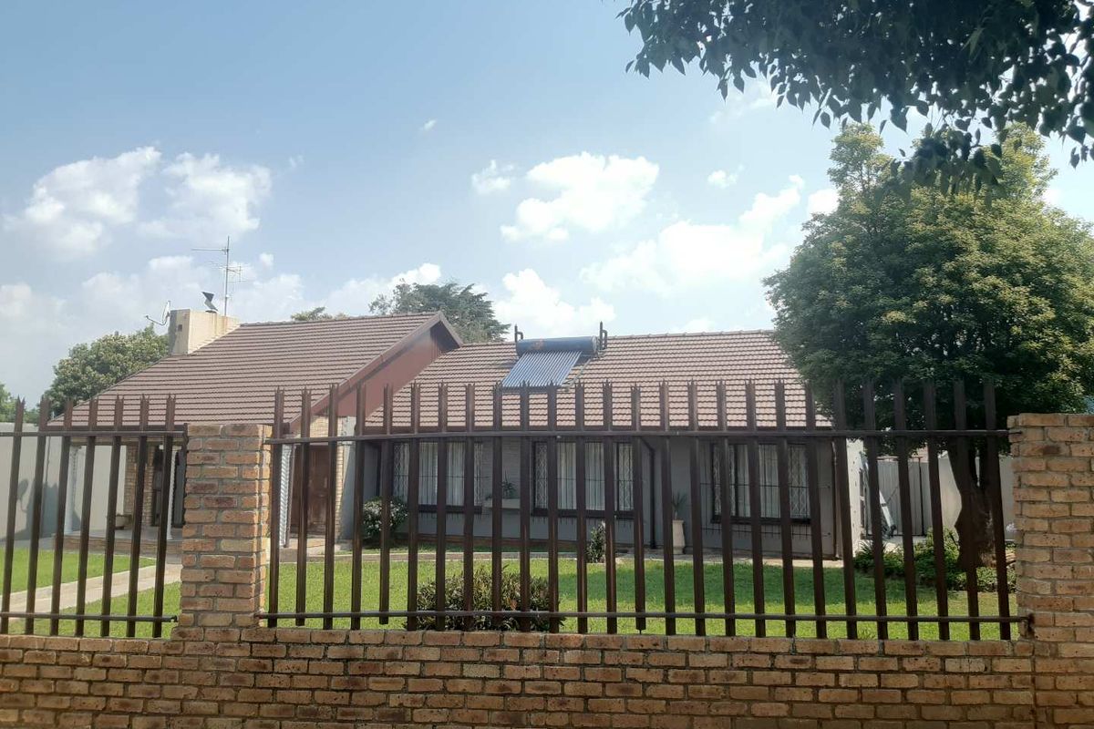 NEAT AND SPACIOUS HOME, ON A MASSIVE YARD WITH AN OUTSIDE ROOM WITH BATHROOM  N BRAAI AREA - Photo 2