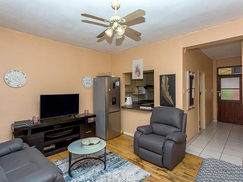 Two Bedroom Ground Floor Apartment with Garage - Photo 5