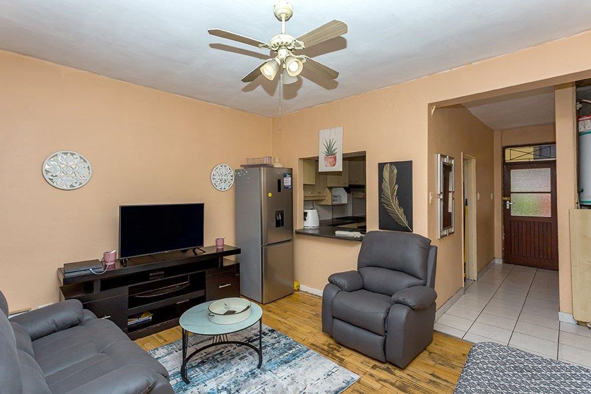 Two Bedroom Ground Floor Apartment with Garage - Photo 5