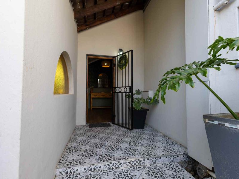 Picture-Perfect Garsfontein Duet with Style, Warmth and Beautiful Finishes - Photo 3