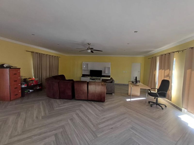 Serene Oasis: 4-Bedroom Home with Pool, Gardens, and Staff Quarters - Photo 4