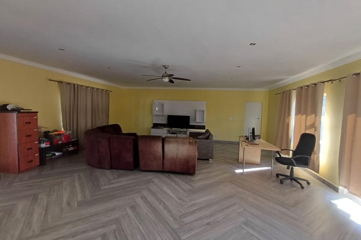 Serene Oasis: 4-Bedroom Home with Pool, Gardens, and Staff Quarters - Photo 4