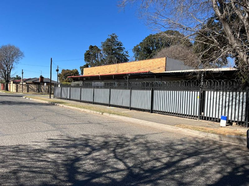 NORTH FACING COMMERCIAL PROPERTY - Photo 1