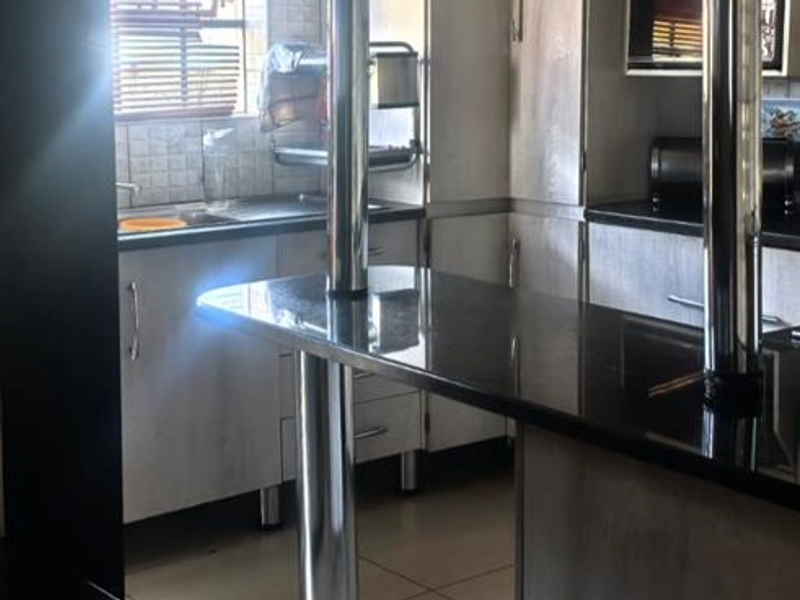 4 bedrooms house for sale in Soshanguve South ext 2 - Photo 3