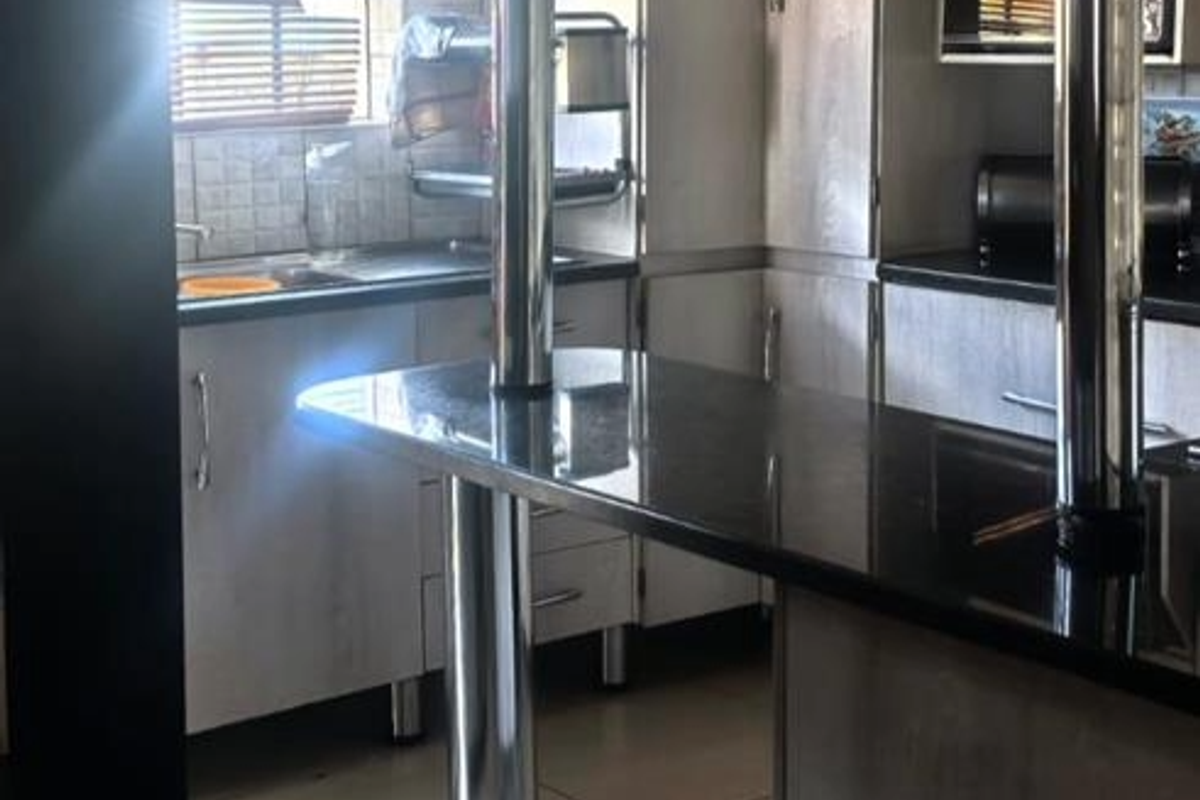 4 bedrooms house for sale in Soshanguve South ext 2 - Photo 3