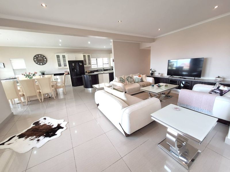 Spacious 5 Bedroom House with Stunning Ocean View in Dana Bay - Photo 6
