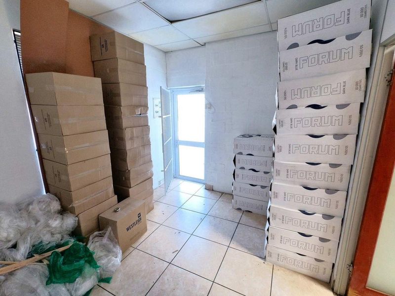 STRORAGE UNIT & OFFICE TO LET - - Photo 10