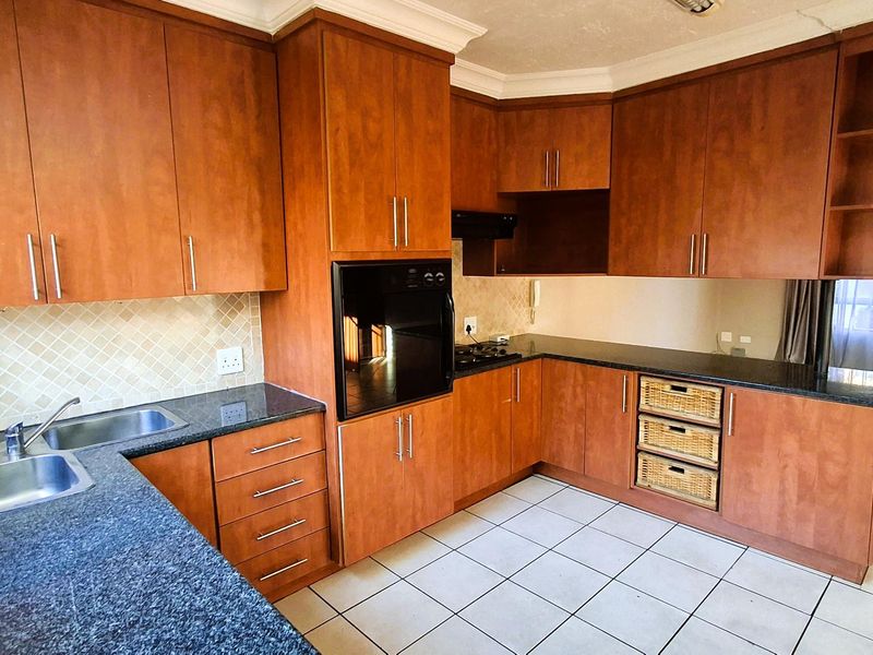 Small secure estate with full tittle properties - Photo 2