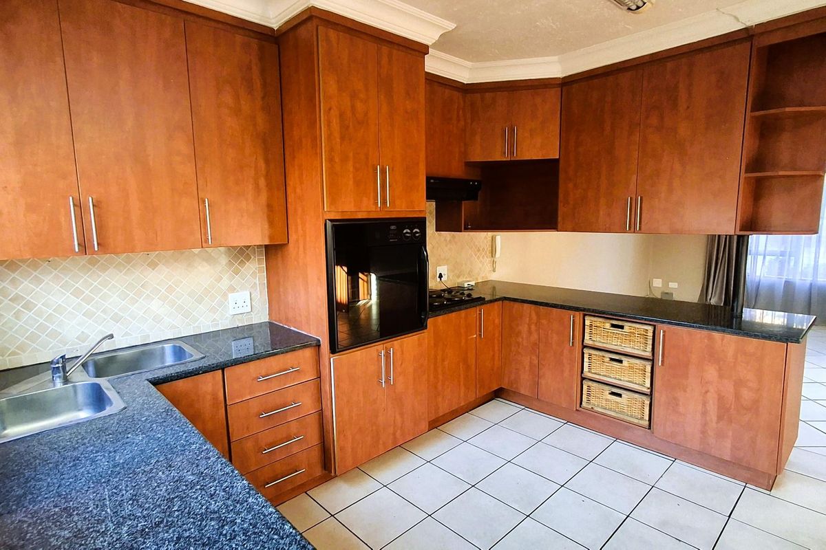 Small secure estate with full tittle properties - Photo 2