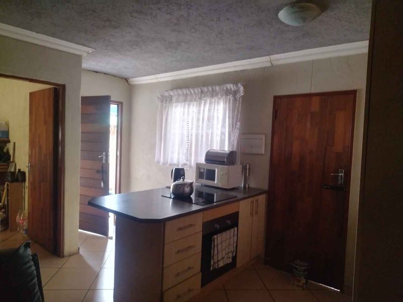 3 bedrooms house to rent in Soshanguve East - Photo 9