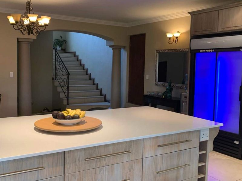 Elegant Family Living in a Prestigious Golf Estate - Photo 6