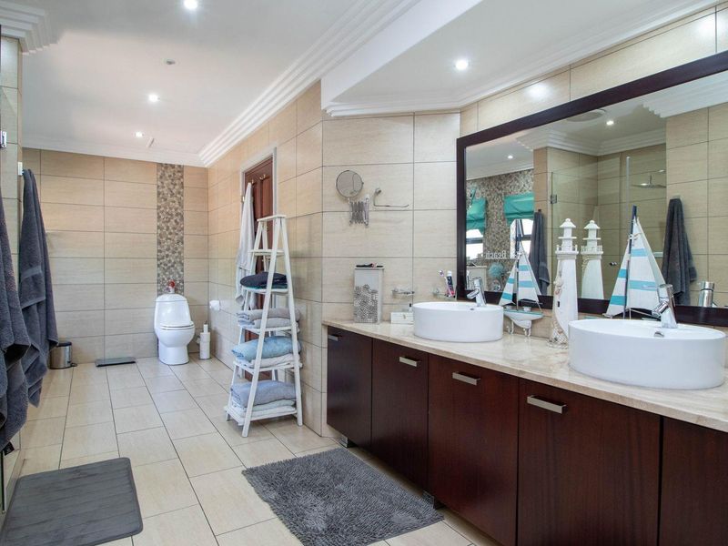 Luxury Oasis: Entertainer's Dream Awaits! - Photo 10